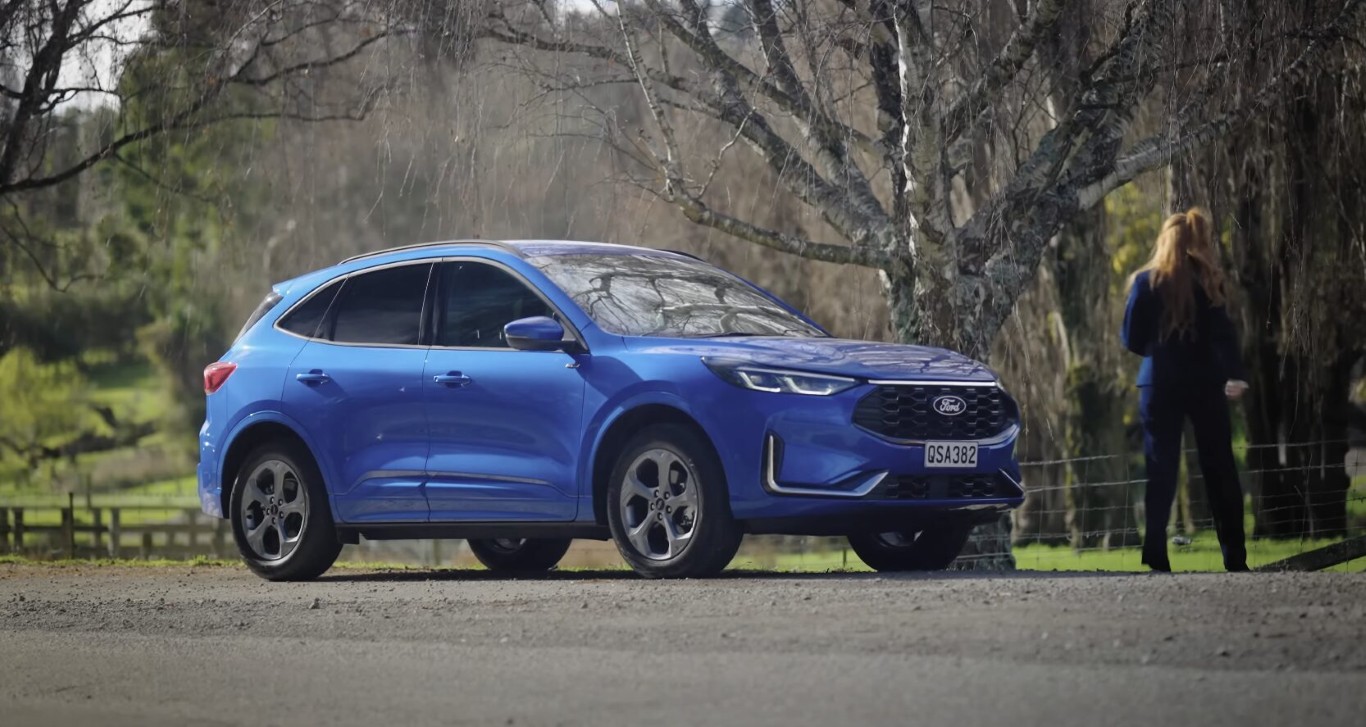 Blue SUV receiving roadside assistance in Rosemead, CA