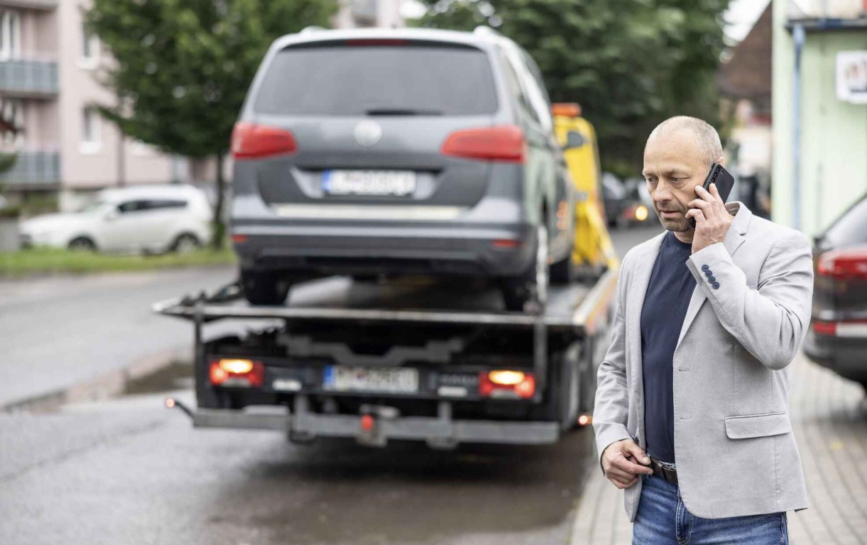 Customer calling for emergency tow truck service in Rosemead