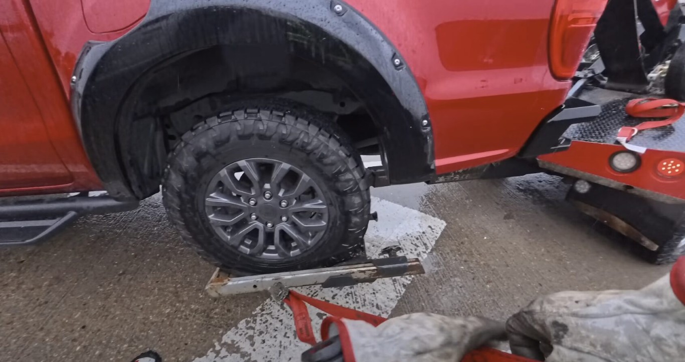 Wheel-lift towing equipment for roadside tire assistance